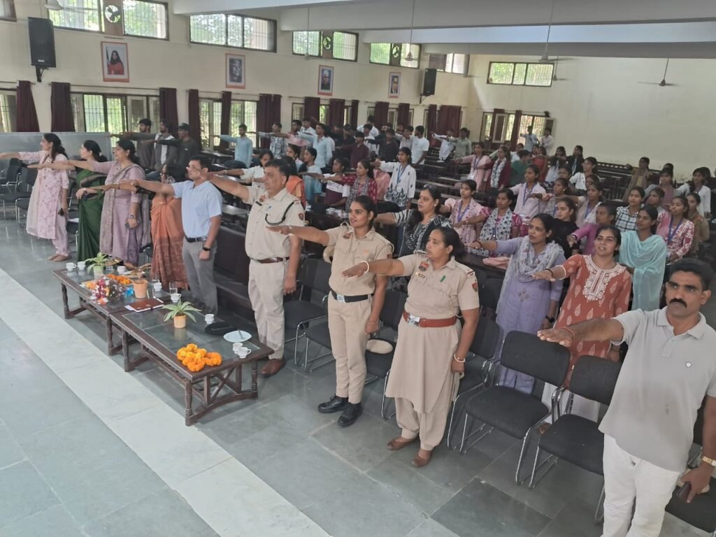 नशा मुक्त रेवाड़ी" अभियान के अंतर्गत "नशा छोड़ो, जिंदगी से नाता जोड़ो" संदेश के साथ नशा मुक्ति टीम ने गवर्नमेंट कॉलेज गांव खरखड़ा में विद्यार्थियों को नशे के दुष्प्रभावों के बारे म - REWARI, हरियाणा