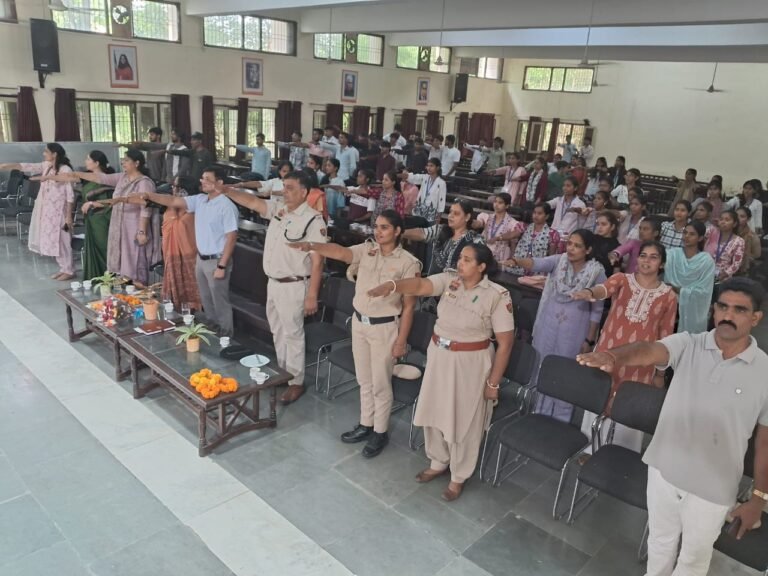 नशा मुक्त रेवाड़ी” अभियान के अंतर्गत “नशा छोड़ो, जिंदगी से नाता जोड़ो” संदेश के साथ नशा मुक्ति टीम ने गवर्नमेंट कॉलेज गांव खरखड़ा में विद्यार्थियों को नशे के दुष्प्रभावों के बारे म