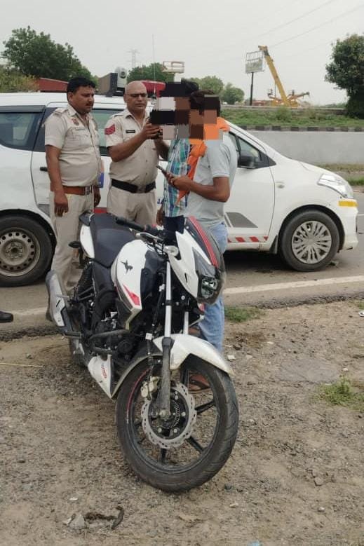 रेवाड़ी पुलिस ने ट्रैफिक नियम तोड़ने वालो के खिलाफ चलाया स्पेशल अभियान;-ड्रिंक एंड ड्राइव, तेज डीजे/प्रेशर हॉर्न बजाने, लेन चेंज नियमो की अवहेलना करने व बुलेट पटाखा छोड़ कर हवा बाजी
