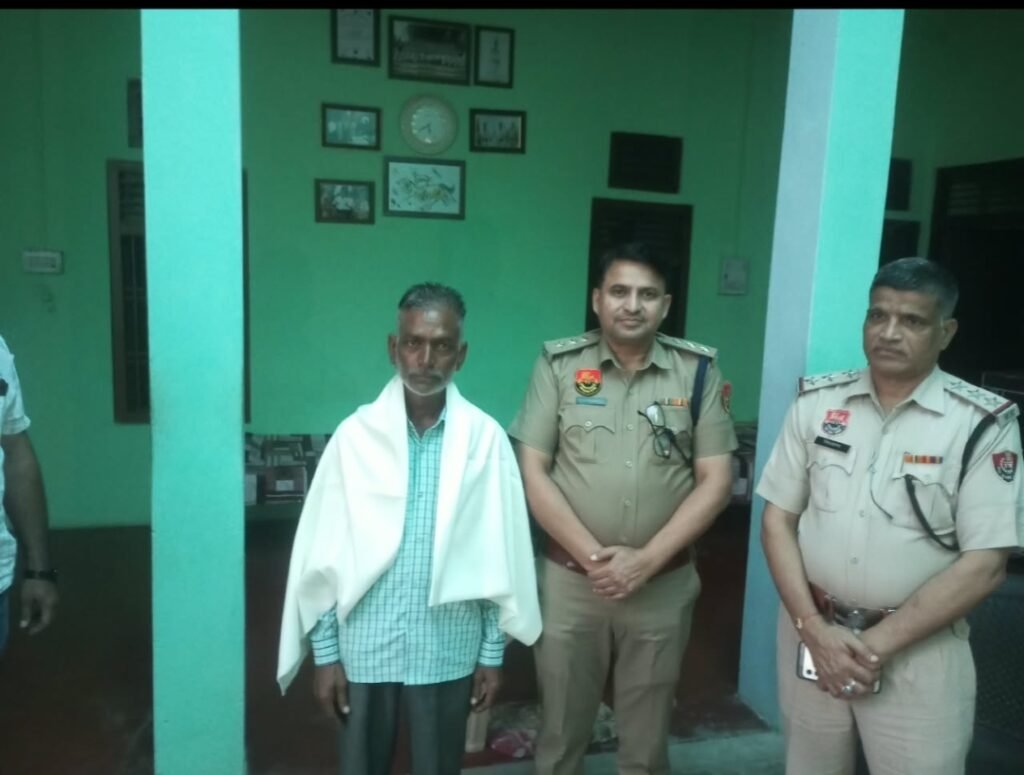 पुलिस स्मृति दिवस एवं झंडा दिवस कार्यक्रम के तहत वीरवार को जिला पुलिस रेवाड़ी द्वारा शहीद सिपाही माहीचंद व शहीद एएसआई चंद्रहास को श्रद्धांजलि अर्पित करके परिजनों को किया गया सम्मानि - REWARI, हरियाणा
