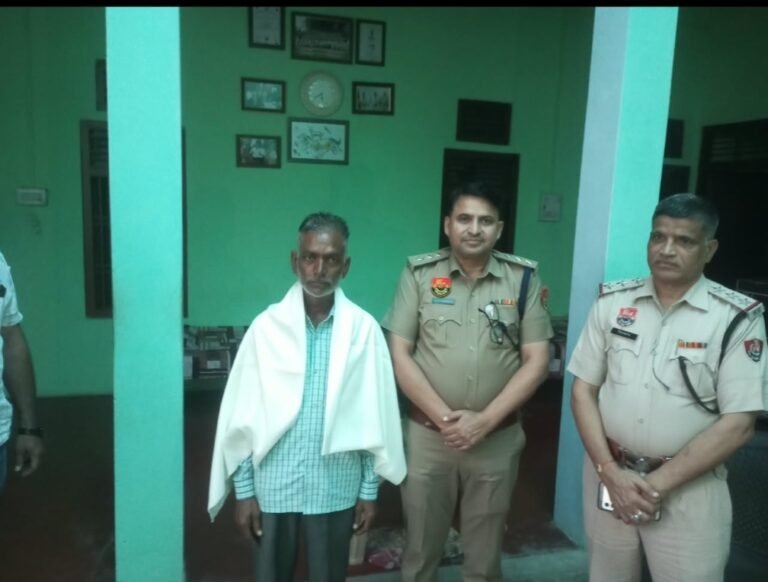 पुलिस स्मृति दिवस एवं झंडा दिवस कार्यक्रम के तहत वीरवार को जिला पुलिस रेवाड़ी द्वारा शहीद सिपाही माहीचंद व शहीद एएसआई चंद्रहास को श्रद्धांजलि अर्पित करके परिजनों को किया गया सम्मानि