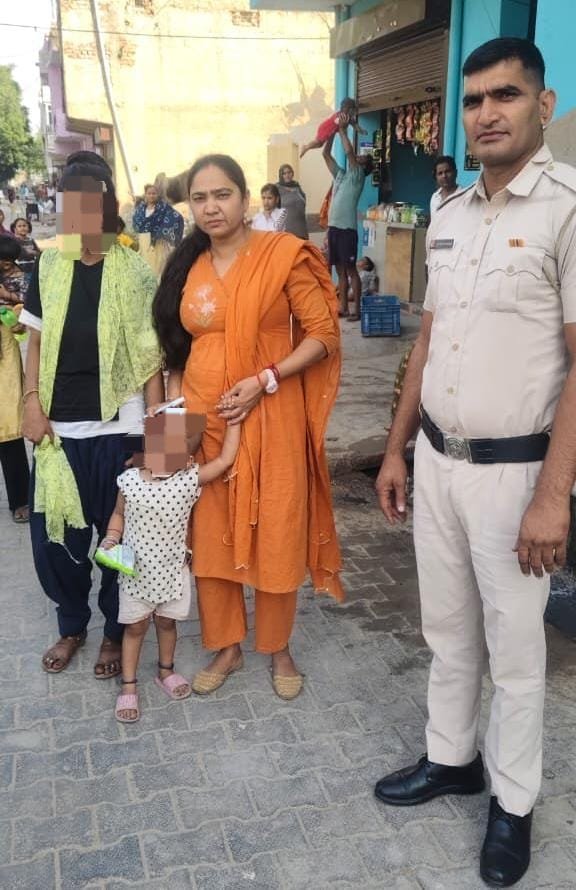 ऑपरेशन ‘मुस्कान’ के तहत थाना कसौला पुलिस की सराहनीय कार्रवाई: मिंडा कट के पास लावारिस मिली 3 साल की मासूम बच्ची को सकुशल परिजनों से मिलाया।
