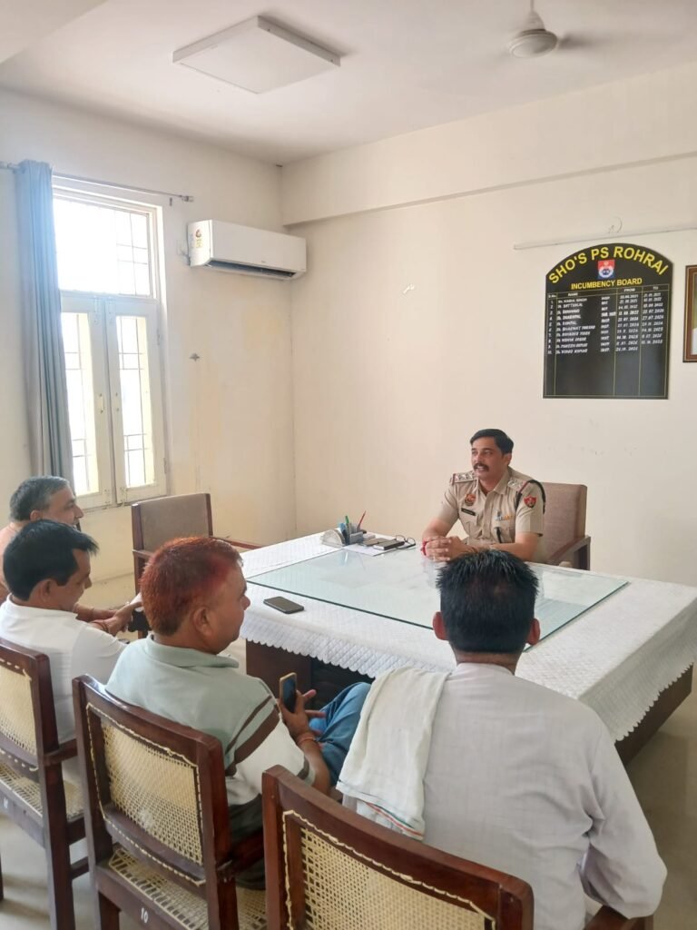 प्रबंधक थाना रोहड़ाई ने क्षेत्र के मौजिज व्यक्तियों के साथ की बैठक; सुरक्षा व्यवस्था को चाक-चौबंद करने के लिए गाँवो में ठीकरी पहरा व उच्च गुणवत्ता के सीसीटीवी कैमरे लगाने पर दिया ज