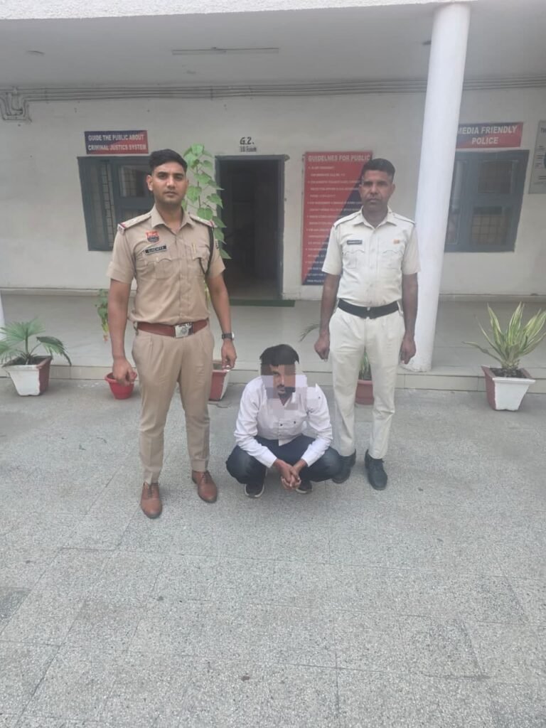 थाना कसोला पुलिस ने गत जून माह में बावल आईएमटी के पोस्को चौक पर एक व्यक्ति के साथ मारपीट करने और जान से मारने की धमकी देने के मामले में एक और आरोपी को गिरफ्तार किया है। गिरफ्तार कि