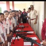 पुलिस स्मृति दिवस एवं पुलिस झंडा दिवस श्रृंखला के अंतर्गत रेवाड़ी पुलिस ने शस्त्र प्रदर्शनी का किया आयोजन। जिला पुलिस लाईन में आयोजित शस्त्र प्रदर्शनी में डीएवी पुलिस पब्लिक स्क