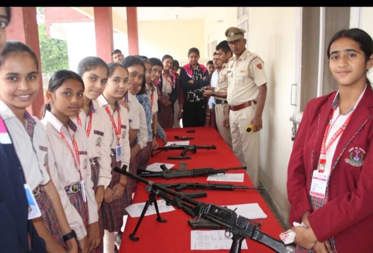 पुलिस स्मृति दिवस एवं पुलिस झंडा दिवस श्रृंखला के अंतर्गत रेवाड़ी पुलिस ने शस्त्र प्रदर्शनी का किया आयोजन। जिला पुलिस लाईन में आयोजित शस्त्र प्रदर्शनी में डीएवी पुलिस पब्लिक स्क