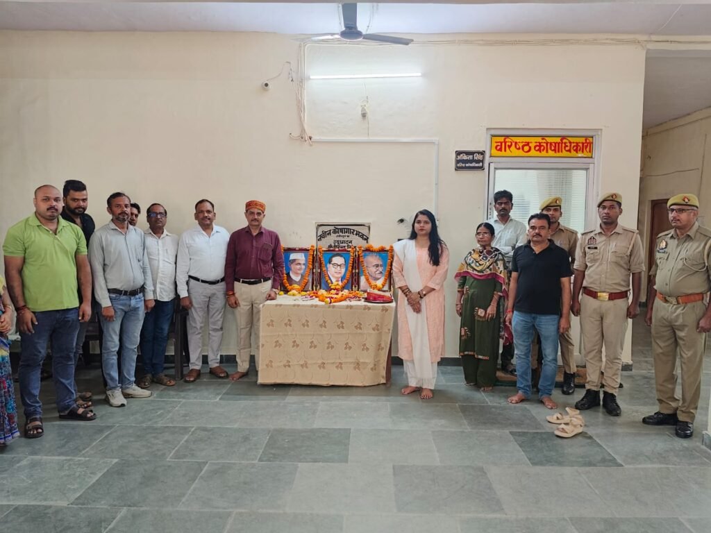 गांधी एवं शास्त्री जयंती पर कोषागार में श्रद्धाजाले अर्पित वरिष्ठ कोषाधिकारी ने दोनों महापुरुषों के आदर्शों को शासकीय जीवन में आत्मसात करने का किया आह्वान - HAMIRPUR, उत्तर प्रदेश