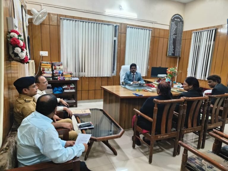 1 नवंबर को हमीरपुर में आयोजित होगा मेगा लीगल कैंप. पात्र लाभार्थियों को जनकल्याणकारी योजनाओं से जोडने की तैयारी तेज *माननीय जनपद न्यायाधीश श्री राम प्यारे की अध्यक्षता में हई बैठक,