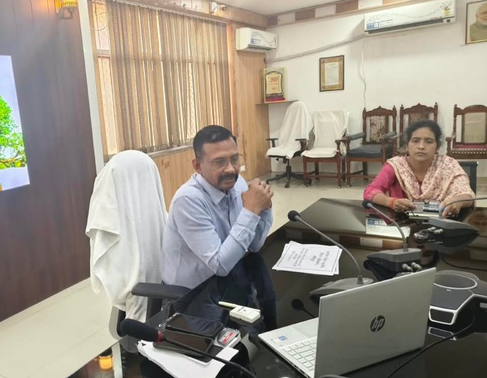 पीएम स्वनिधि योजना की समीक्षा कर बैंकों से समन्वय के निर्देश: मेडबंदी चकरोडों पर अवैध कब्जों और ग्रामीण समस्याओं के समाधान के लिए गांवों में लगेंगी चौपालें: राशन एवं खाद वितरण में - HAMIRPUR, उत्तर प्रदेश