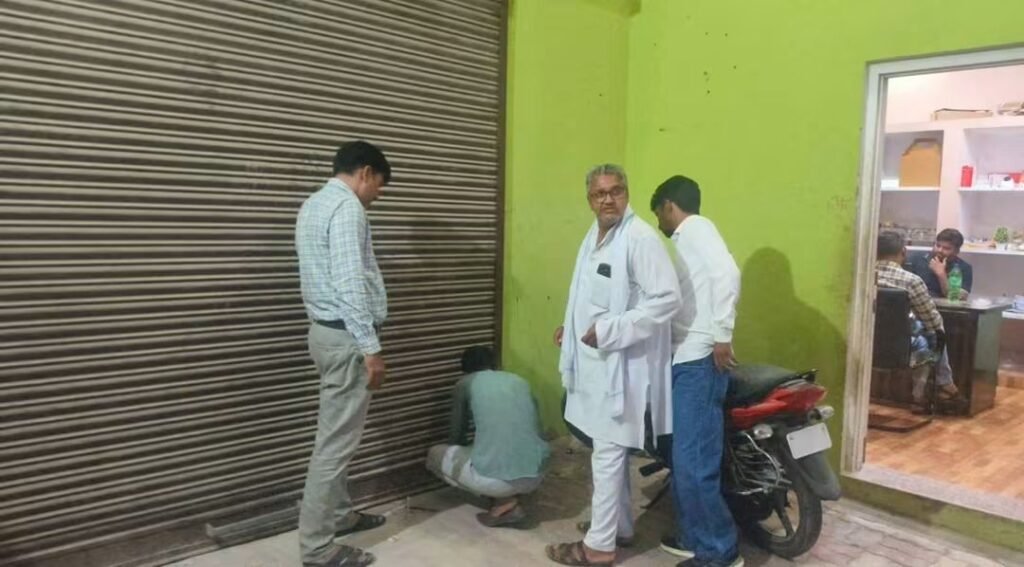 खाद के कट्टे जब तक अवैध भंडारण था 1 खाद के कट्टे जब तक अवैध भंडारण था - SAWAI MADHOPUR, राजस्थान