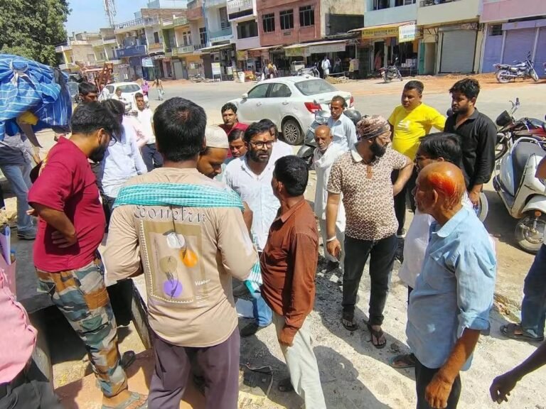 फुटपाथ से अतिक्रमण हटाया