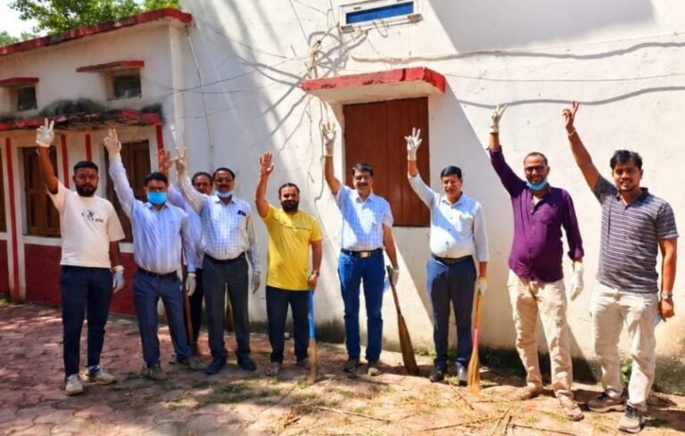 गांधी जयंती पर जनपद परिसर में चला सफाई अभियान, अधिकारियों-कर्मचारियों ने किया श्रमदान