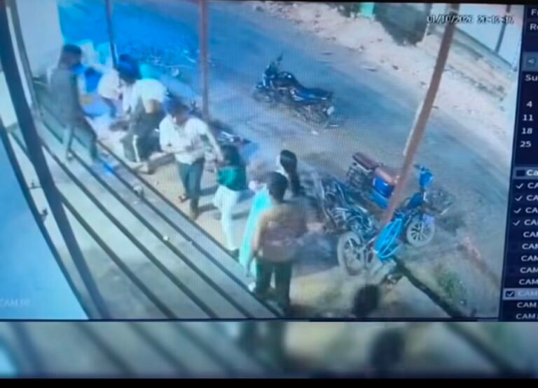चूड़ी खरीदने को लेकर विवाद, दो पक्षों में मारपीट CCTV कैमरे में कैद हुई घटना, दोनों पक्षों ने दर्ज कराई शिकायत जिला रिपोर्टर सुरेश चौहान आगर मालवा मध्य प्रदेश