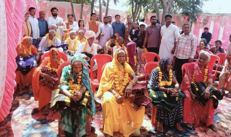 जिला रिपोर्टर सुरेश चौहान आगर मालवा मध्य प्रदेश वृद्धाश्रम में वृद्धजनों का सम्मान, जनप्रतिनिधियों ने बांटी उपयोगी सामग्री