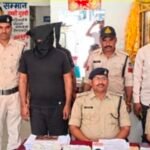 जिला रिपोर्टर सुरेश चौहान आगर मालवा ज्वेलरी व्यापारी लूटकांड में आगर पुलिस का बड़ा शिकंजा* 8 आरोपी गिरफ्तार, 14 किलो 125 ग्राम चांदी और दो बोलेरो जब्त; राजस्थान तक पहुंची पुलिस, ग