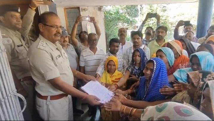 जमीन विवाद में गरमाया मामला, थाने के बाहर धरने पर बैठे ग्रामीण, कंपनी कर्मचारियों पर FIR की मांग