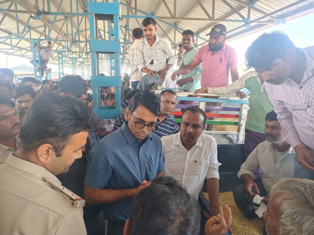 जिला रिपोर्टर सुरेश चौहान आगर मालवा मध्य प्रदेश 24 हजार क्विंटल सोयाबीन की आवक, मंडी में पहुंचे कलेक्टर तो किसानों से सीधे किया संवाद* *बलराम कृषि महोत्सव की तैयारियों का लिया जाय 1 जिला रिपोर्टर सुरेश चौहान आगर मालवा मध्य प्रदेश 24 हजार क्विंटल सोयाबीन की आवक, मंडी में पहुंचे कलेक्टर तो किसानों से सीधे किया संवाद* *बलराम कृषि महोत्सव की तैयारियों का लिया जाय - आगर-मालवा, मध्य प्रदेश