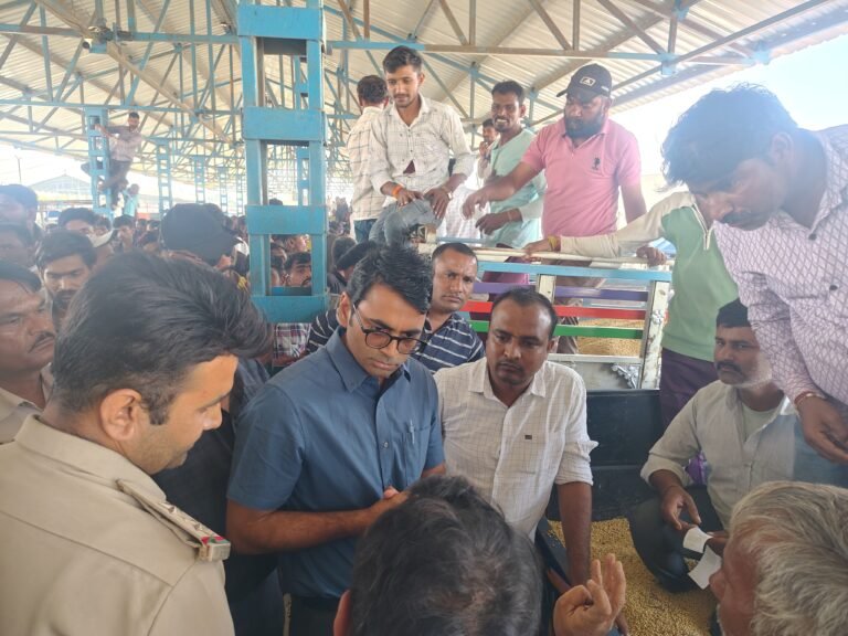 जिला रिपोर्टर सुरेश चौहान आगर मालवा मध्य प्रदेश 24 हजार क्विंटल सोयाबीन की आवक, मंडी में पहुंचे कलेक्टर तो किसानों से सीधे किया संवाद* *बलराम कृषि महोत्सव की तैयारियों का लिया जाय