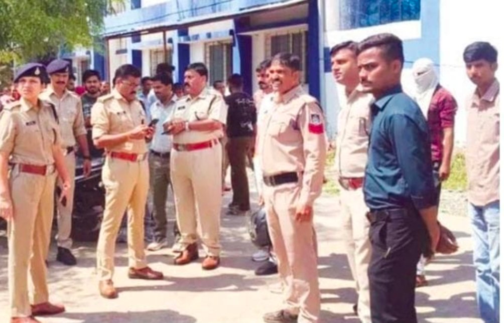 जिला रिपोर्टर सुरेश चौहान आगर मालवा मध्य प्रदेश उज्जैन रोड पर नीलगाय का कहर, स्कूटी सवार दो महिला पुलिसकर्मी घायल आरक्षक वैशाली राठौर की हालत गंभीर, प्राथमिक उपचार के बाद इंदौर रेफ - आगर-मालवा, मध्य प्रदेश