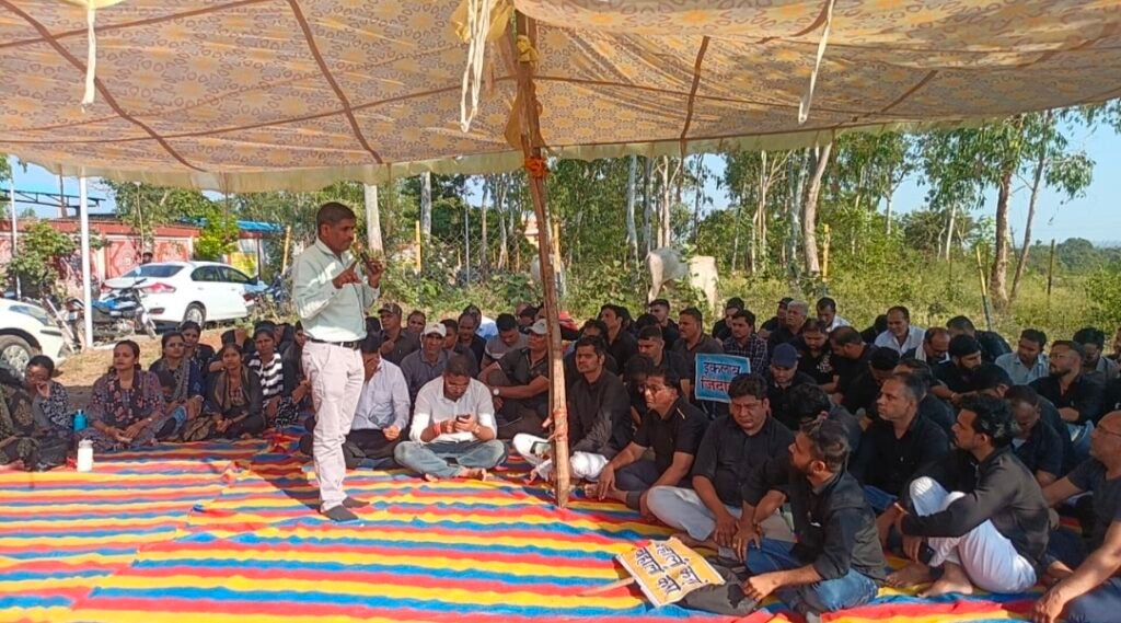 जिला रिपोर्टर सुरेश चौहान आगर मालवा मध्य प्रदेश *पांच पटवारियों की सेवा समाप्ति पर उबाल, तीसरे दिन भी धरने पर डटे पटवारी *काली पोशाक पहनकर जताया विरोध, सेवा बहाली की मांग पर अड़े क - आगर-मालवा, मध्य प्रदेश