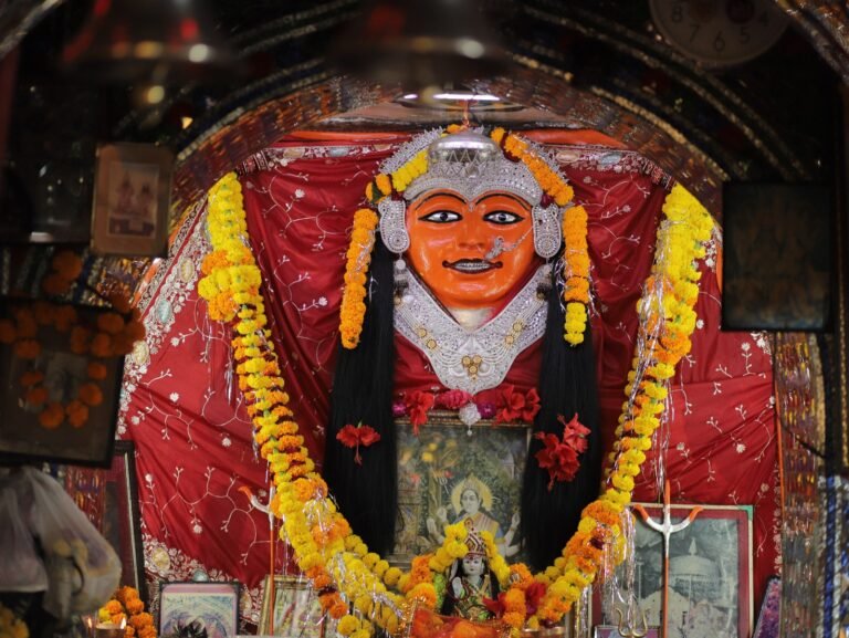 जिला रिपोर्टर सुरेश चौहान आगर मालवा मध्य प्रदेश शारदीय नवरात्रि पर विशेष* *पहाड़ियों के सीने में छिपा मां तुलजा भवानी का धाम, जहां दिन में तीन रूप बदलने की है मान्यता!* *गुफा-बर्
