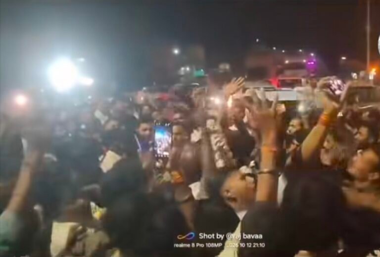 जिला रिपोर्टर सुरेश चौहान आगर मालवा मध्य प्रदेश नवरात्रि में बिजली कटौती पर भड़के ग्रामीण, इंदौर-कोटा हाईवे पर दो जगह चक्काजाम आरती के वक्त बिजली गुल होने का आरोप, सड़क पर बैठकर क