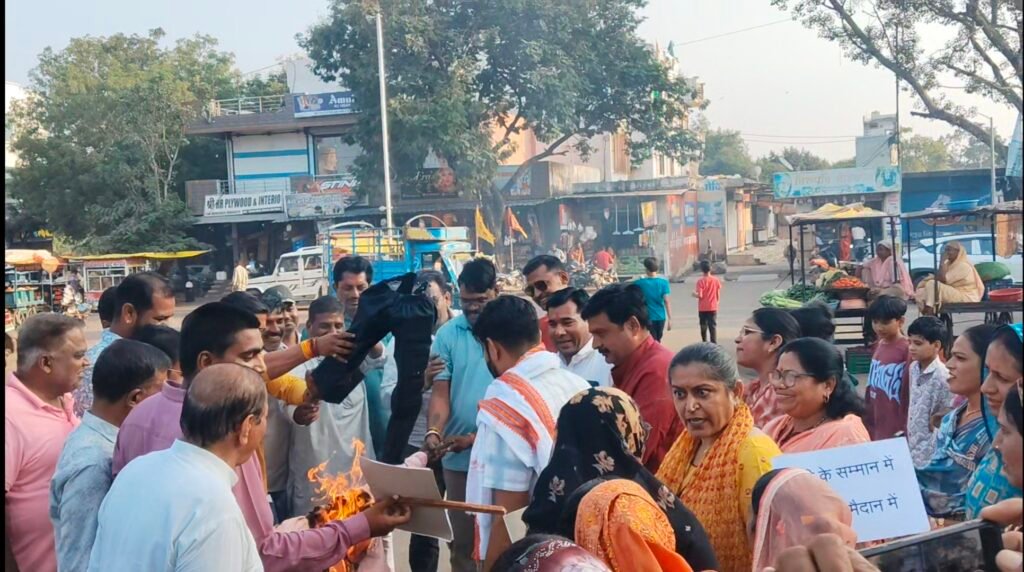 जिला रिपोर्टर सुरेश चौहान आगर मालवा मध्य प्रदेश कांग्रेस सांसद पर आरोपों के विरोध में भाजपा महिला मोर्चा का प्रदर्शन राहुल गांधी की चुप्पी पर उठाए सवाल, छावनी झंडा चौक पर पुतला दहन - आगर-मालवा, मध्य प्रदेश