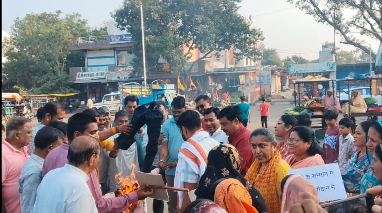 जिला रिपोर्टर सुरेश चौहान आगर मालवा मध्य प्रदेश कांग्रेस सांसद पर आरोपों के विरोध में भाजपा महिला मोर्चा का प्रदर्शन राहुल गांधी की चुप्पी पर उठाए सवाल, छावनी झंडा चौक पर पुतला दहन
