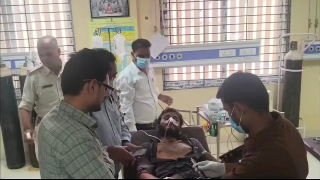 जिला रिपोर्टर सुरेश चौहान आगर मालवा मध्य प्रदेश कलेक्ट्रेट में युवक ने खाया जहरीला पदार्थ, मचा हड़कंप पारिवारिक विवाद में सुनवाई नहीं होने से आहत होने का दावा, SDM मिलिंद ढोके ने - आगर-मालवा, मध्य प्रदेश