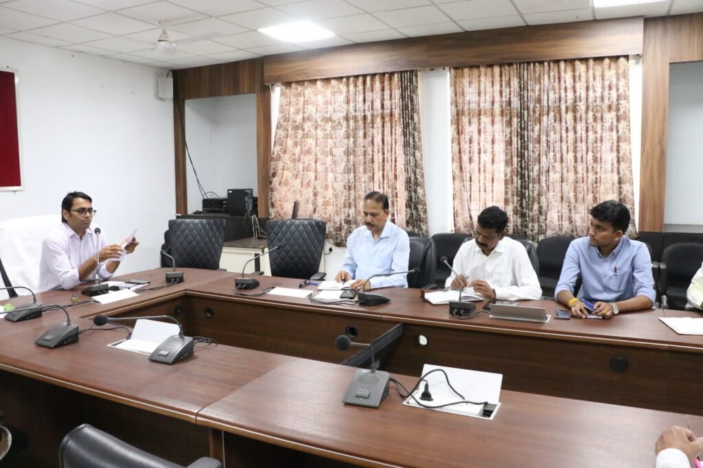 जिला रिपोर्टर सुरेश चौहान आगर मालवा मध्य प्रदेश सड़क हादसों पर लगाम लगाने प्रशासन सख्त, जिले में होगा रोड सेफ्टी ऑडिट* *कलेक्टर डॉ. मीना ने दिए टास्क फोर्स के तत्काल गठन के निर्दे 1 जिला रिपोर्टर सुरेश चौहान आगर मालवा मध्य प्रदेश सड़क हादसों पर लगाम लगाने प्रशासन सख्त, जिले में होगा रोड सेफ्टी ऑडिट* *कलेक्टर डॉ. मीना ने दिए टास्क फोर्स के तत्काल गठन के निर्दे - आगर-मालवा, मध्य प्रदेश