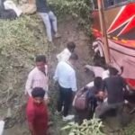 जिला रिपोर्टर सुरेश चौहान आगर मालवा मध्य प्रदेश बाइक सवार को बचाने में बेकाबू बस ने दो को कुचला, दोनों की मौत घोंसला के पास भीषण हादसा: शर्मा ट्रैवल्स की बस खाई में उतरी, बाइक सवा