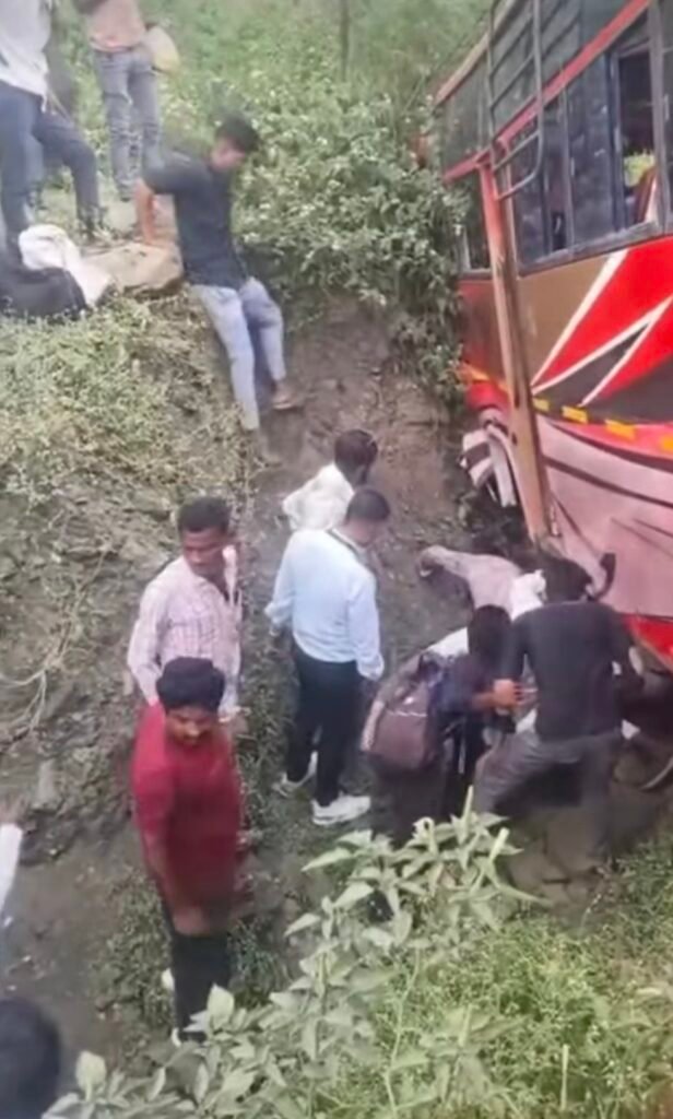 जिला रिपोर्टर सुरेश चौहान आगर मालवा मध्य प्रदेश बाइक सवार को बचाने में बेकाबू बस ने दो को कुचला, दोनों की मौत घोंसला के पास भीषण हादसा: शर्मा ट्रैवल्स की बस खाई में उतरी, बाइक सवा - आगर-मालवा, मध्य प्रदेश