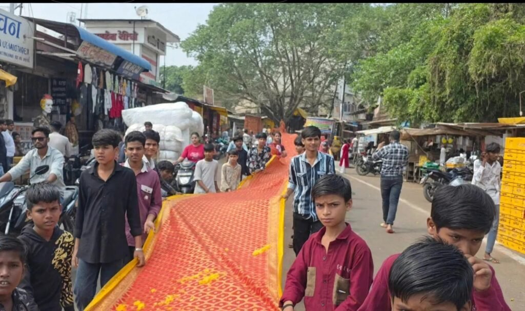 जिला रिपोर्टर सुरेश चौहान आगर मालवा मध्य प्रदेश आगर में आस्था का विराट संगम: 51 मीटर चुनरी लेकर मां तुलजा भवानी के दरबार पहुंची भव्य चुनर यात्रा जय भवानी ग्रुप की परंपरा के 20वें - आगर-मालवा, मध्य प्रदेश