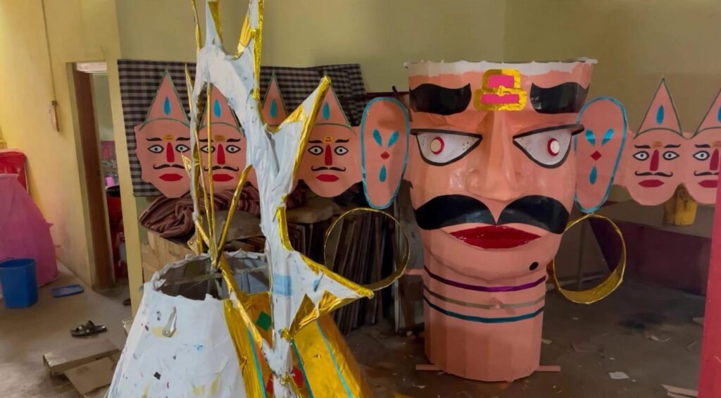 जिला रिपोर्टर सुरेश चौहान आगर मालवा मध्य प्रदेश आगर में 51 फीट ऊंचा रावण ललकारेगा युद्ध के लिए, झपकेंगी पलकें और हिलेगा तलवार वाला हाथ दशहरे पर रावण दहन की तैयारी तेज, 25-25 फीट क - आगर-मालवा, मध्य प्रदेश
