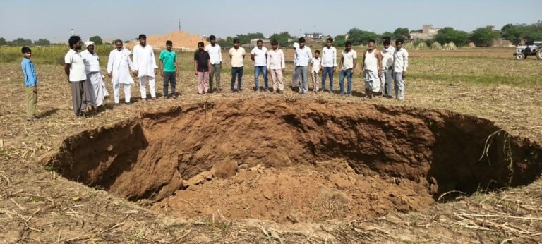 रेलवे कॉरिडोर की निर्माणाधीन टनल में मिट्टी धसी बडा हादसा टला।