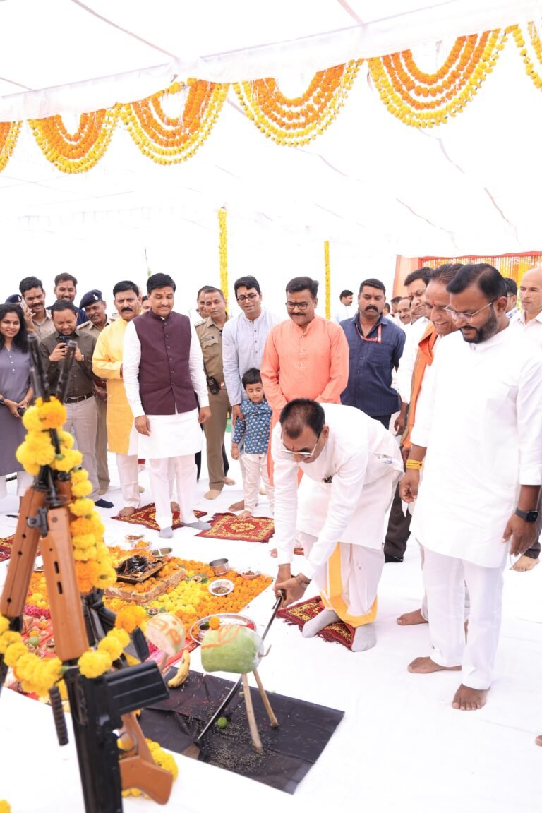 जिला रिपोर्टर सुरेश चौहान आगर मालवा मध्य प्रदेश आगर में दशहरे पर गूंजा शौर्य का संकल्प, मंत्री नारायण सिंह पंवार ने किया शस्त्र पूजन नई पुलिस लाइन में वैदिक मंत्रोच्चार के बीच पूजन