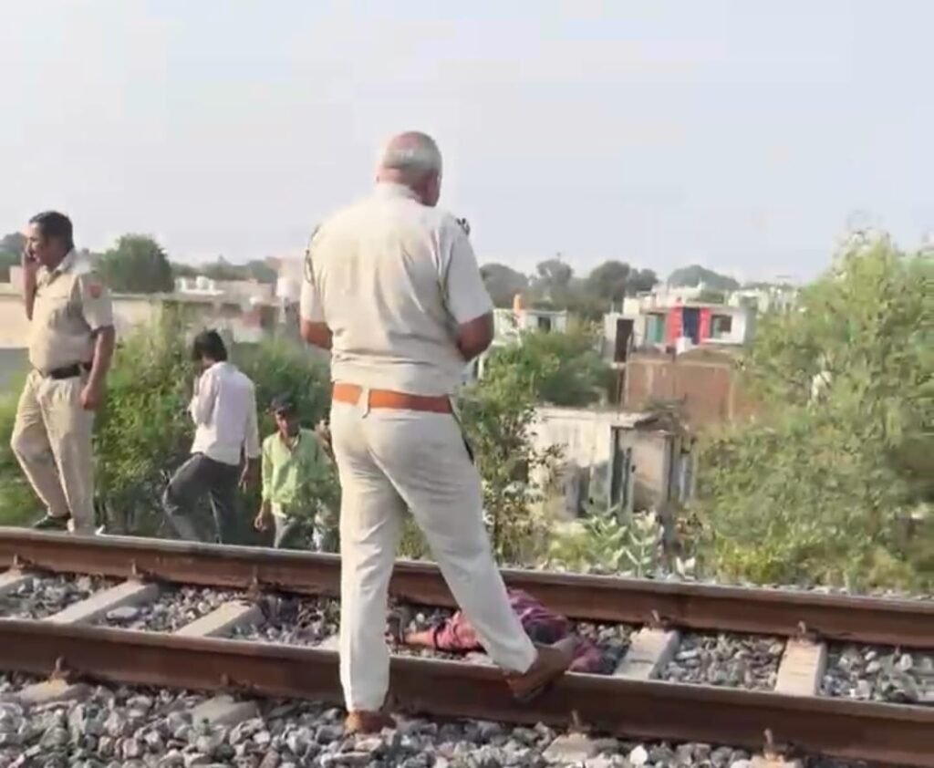 वेस्टर्न डेडीकेटेड फ्रैट कॉरिडोर ट्रैक पर मालगाड़ी की चपेट में आने से व्यक्ति की मौत 1 वेस्टर्न डेडीकेटेड फ्रैट कॉरिडोर ट्रैक पर मालगाड़ी की चपेट में आने से व्यक्ति की मौत - नूँह, हरियाणा