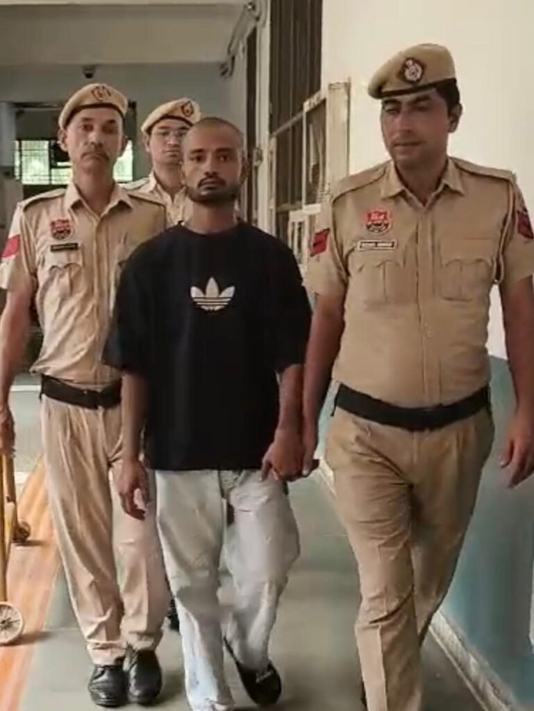 मोबाइल झपटमारी मामले में दोषी को 5 वर्ष की सजा, 25 हजार जुर्माना। 1 मोबाइल झपटमारी मामले में दोषी को 5 वर्ष की सजा, 25 हजार जुर्माना। - नूँह, हरियाणा