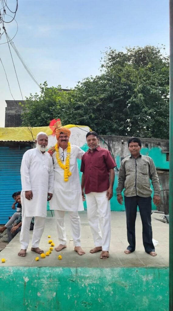जिला रिपोर्टर सुरेश चौहान आगर मालवा मध्य प्रदेश कानड़ में गंगा-जमुनी तहजीब की मिसाल: मुस्लिम समाज ने गौरीशंकर सूर्यवंशी का साफा बांधकर किया आत्मीय सम्मान दशहरा मिलन समारोह में दि - आगर-मालवा, मध्य प्रदेश