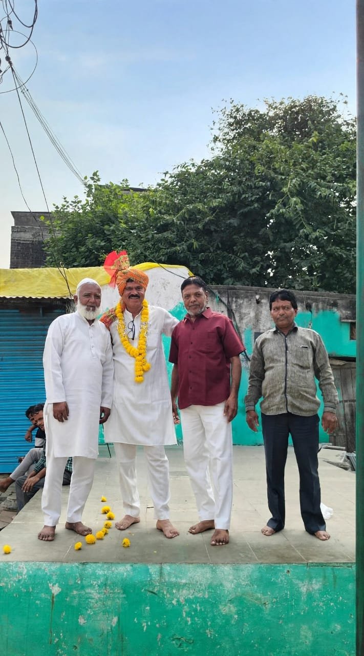 जिला रिपोर्टर सुरेश चौहान आगर मालवा मध्य प्रदेश कानड़ में गंगा-जमुनी तहजीब की मिसाल: मुस्लिम समाज ने गौरीशंकर सूर्यवंशी का साफा बांधकर किया आत्मीय सम्मान दशहरा मिलन समारोह में दि