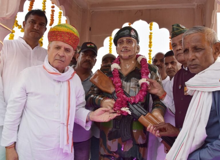 केंद्रीय मंत्री राव इंद्रजीत सिंह ने शहीद समय सिंह की प्रतिमा का किया अनावरण।
