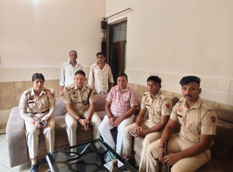 ब्लॉक कांग्रेस अध्यक्ष राजेश सहरावत हाउस अरेस्ट दो घंटे तक तैनात रहे पुलिसकर्मी