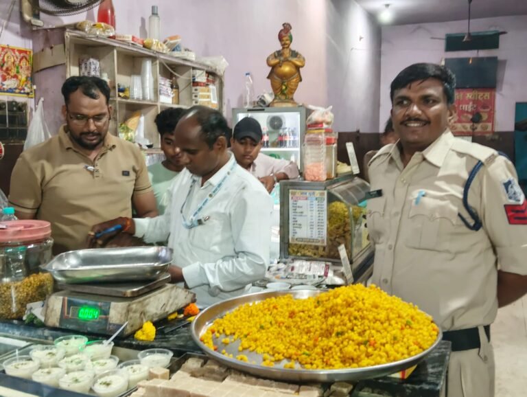 जिला रिपोर्टर सुरेश चौहान आगर मालवा मध्य प्रदेश त्योहारों से पहले खाद्य प्रतिष्ठानों पर प्रशासन की दबिश, मिठाइयों के लिए नमूने कानड़ में राजस्व और खाद्य सुरक्षा विभाग की संयुक्त का