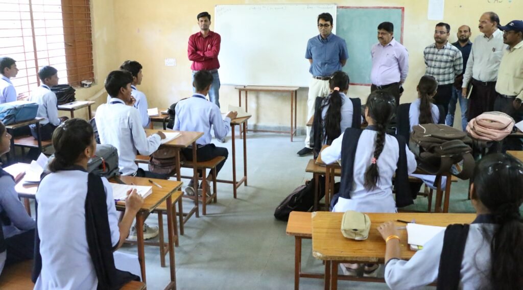 जिला रिपोर्टर सुरेश चौहान आगर मालवा मध्य प्रदेश कलेक्टर विद्यार्थियों के बीच पहुंचे, पूछा- कैसी चल रही है पढ़ाई? पीएम श्री स्कूल श्यामपुरा में कक्षाओं और साइंस लैब का निरीक्षण, परी - आगर-मालवा, मध्य प्रदेश