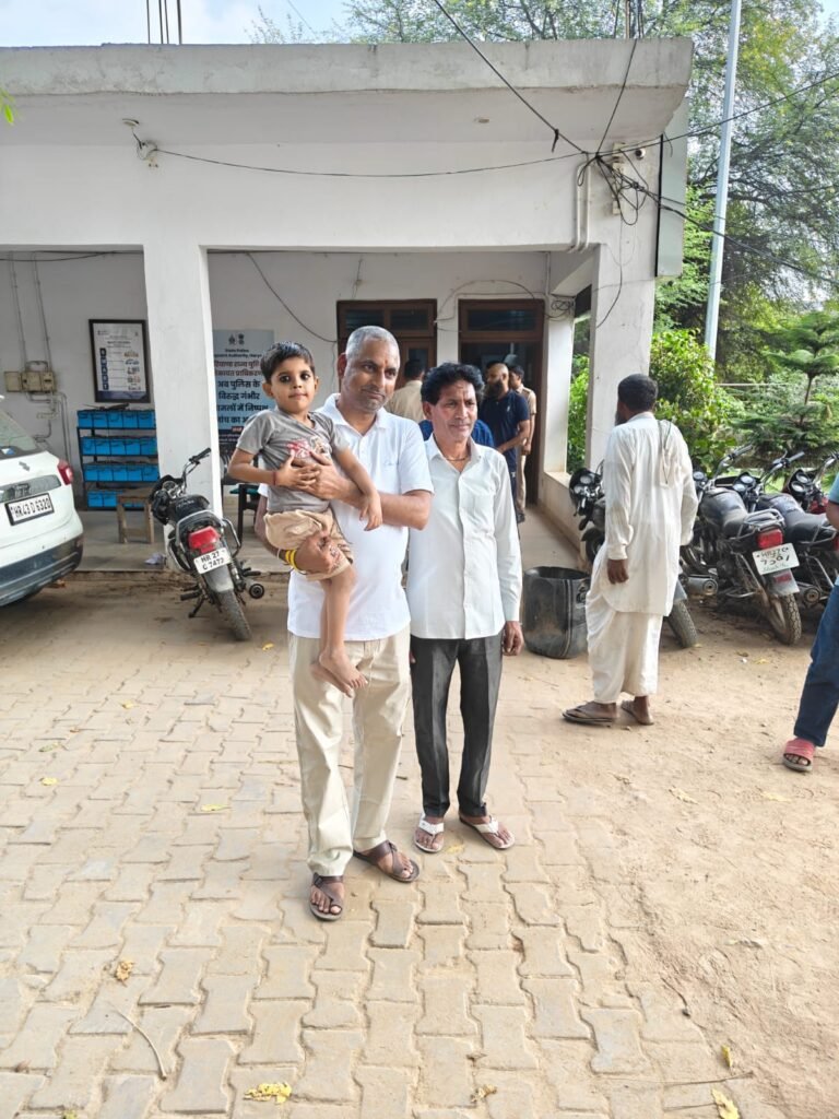 तावडू शहर थाना पुलिस की सहारनीय पहल, 1 घंटे में बिछड़े 4 वर्षीय मासूम बच्चे को परिजनों से मिलाया