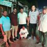 पिनगवा बाजार में नशा बेचने के फिराक में खड़ा तस्कर गिरफ्तार लगभग डेढ़ लाख रुपए कीमत की 15.86 ग्राम हीरोइन ब्बरामद।