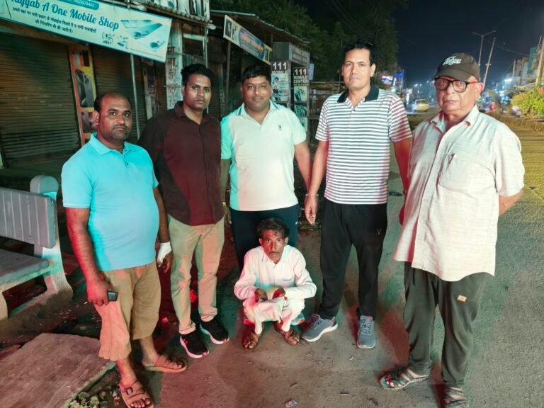 पिनगवा बाजार में नशा बेचने के फिराक में खड़ा तस्कर गिरफ्तार लगभग डेढ़ लाख रुपए कीमत की 15.86 ग्राम हीरोइन ब्बरामद।