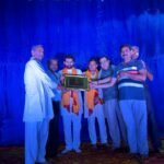 रामलीला मंच पर हिंदू मुस्लिम एकता की मिशाल रामलीला कमेटी ने युवा नेता साइन शम्स को भेंट की अल्लाह हू अकबर की सीनरी।