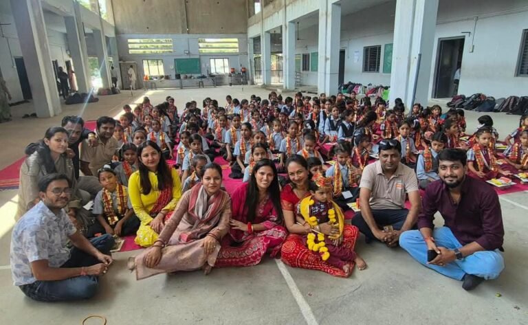 आर्ट ऑफ़ लिविंग आबू रोड परिवार द्वारा 108 कन्या पूजन आयोजन, कन्याओं को भोजन करा कर भेंट की शैक्षणिक सामग्री |वंदे भारत ललित विश्वास आबू रोड मो. 9828 139 709