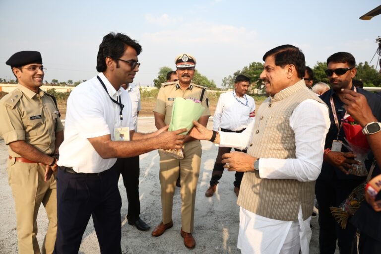 जिला रिपोर्टर सुरेश चौहान आगर मालवा मध्य प्रदेश नलखेड़ा पहुंचते ही मुख्यमंत्री डॉ. मोहन यादव का भव्य स्वागत, जनप्रतिनिधियों और अफसरों ने की अगवानी प्रभारी मंत्री नागर सिंह चौहान, स